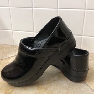 dansko black patent leather size 37 (6.5/7 women)